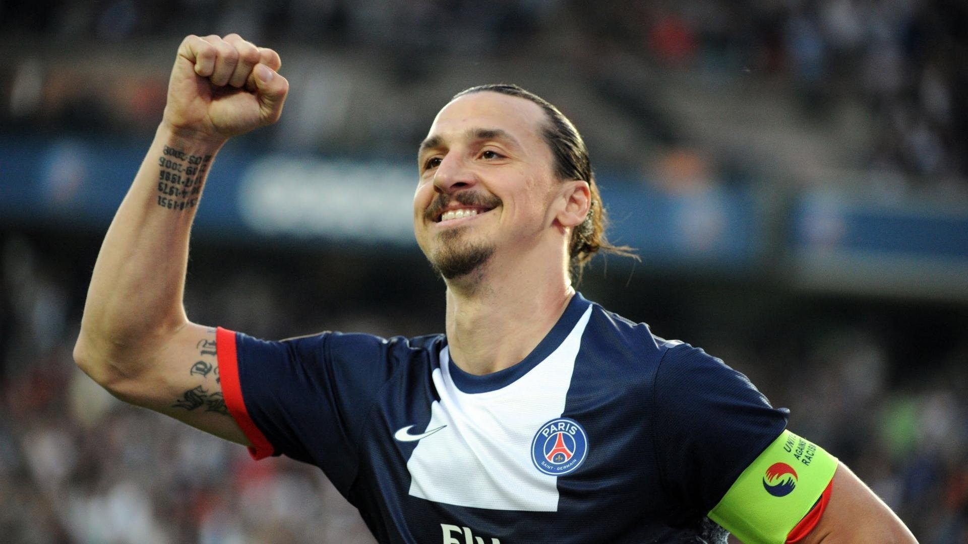 墨西哥球员脚底打滑摔出界,被判越位?,墨西哥国脚